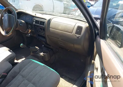 1999 Toyota Tacoma z USA, uszkodzony, nr VIN 4TAVL52N6XZ536651